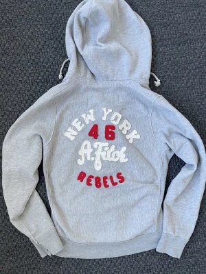 Abercrombie & Fitch vintage zip hoodie (Sällsynt) - Säljer nu denna sjukt snygga vintage 2000s Abercrombie & fitch zip hoodie med broderat tryck på ryggen🙌 En av de snyggaste hoodies jag någonsin haft inne och den är mycket sällsynt och eftertraktad 😊 Skriv vid funderingar 📲🤝