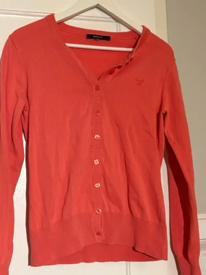 Gant kofta  - Superfin kofta i korallfärg. Inga tecken på användning. Kostar runt 1000kr som nyköpt.