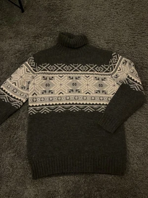 Turtleneck med mönster  - Riktigt fet turtleneck med mönster passar storlek L 