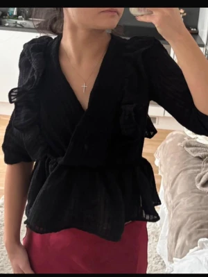 Svart volang topp - Fint skick. Passar både xs och s