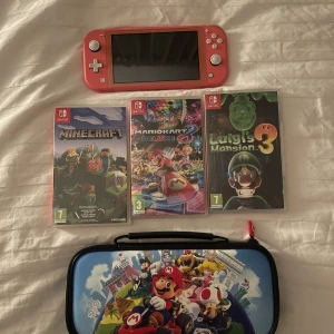 Nintendo Switch Lite med spel och fodral - Nintendo Switch Lite i rosa, säljs med tre populära spel (Minecraft, Mario Kart 8 Deluxe, Luigi's Mansion 3) och ett Mario-fodral. Fungerar helt perfekt och har inga synliga skador! Laddare ingår!