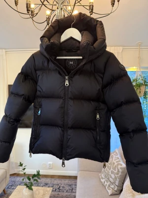Svart MONEL jacka Val Cenis short - Jacka från Monel modell Val Cenis Short, svart, stl. S (passar XS/ S)  Köpt på Best of Brands 6.499kr kvitto finns.  Knappt använd, nyskick.