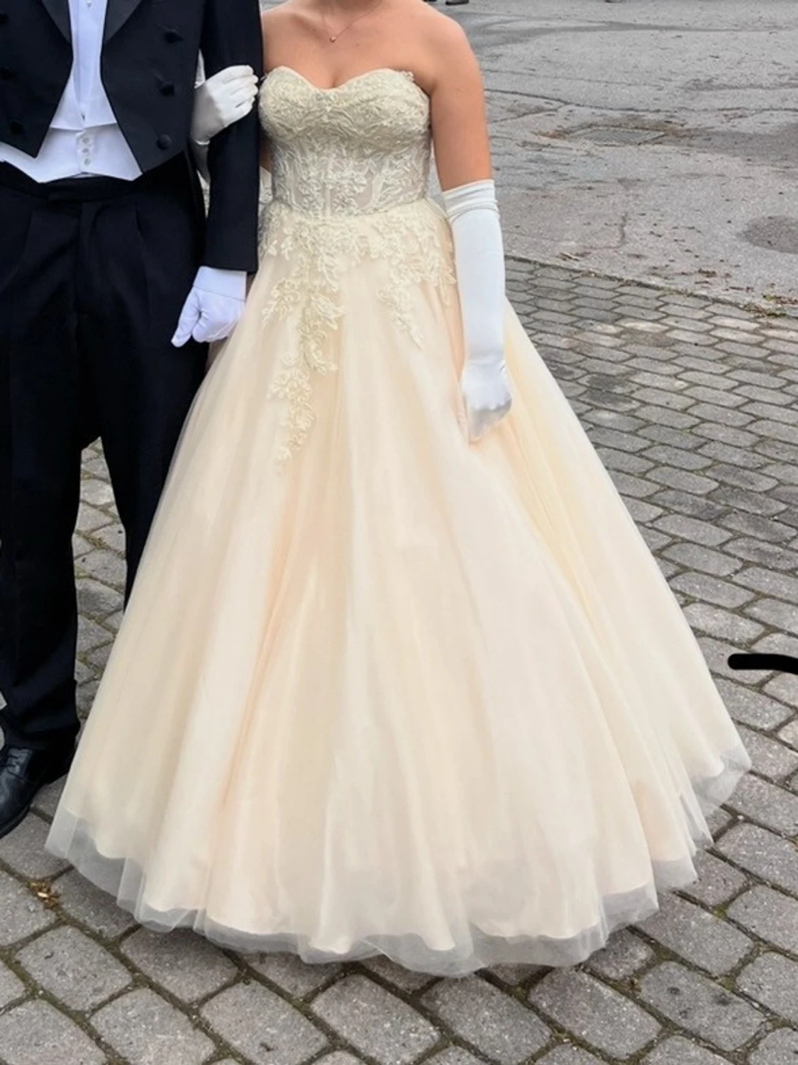 Champagnefärgad lång balklänning - 1