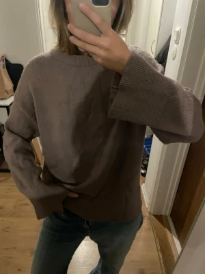 Brun oversized stickad tröja - Mysig oversized stickad tröja i brun färg, använd 2-3 gånger 