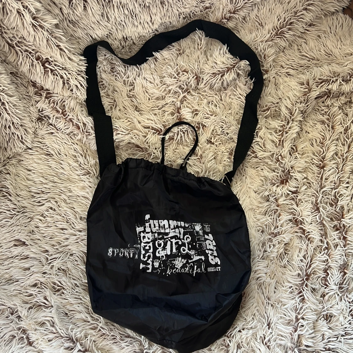 Svart dragskoväska från GIRL:IT