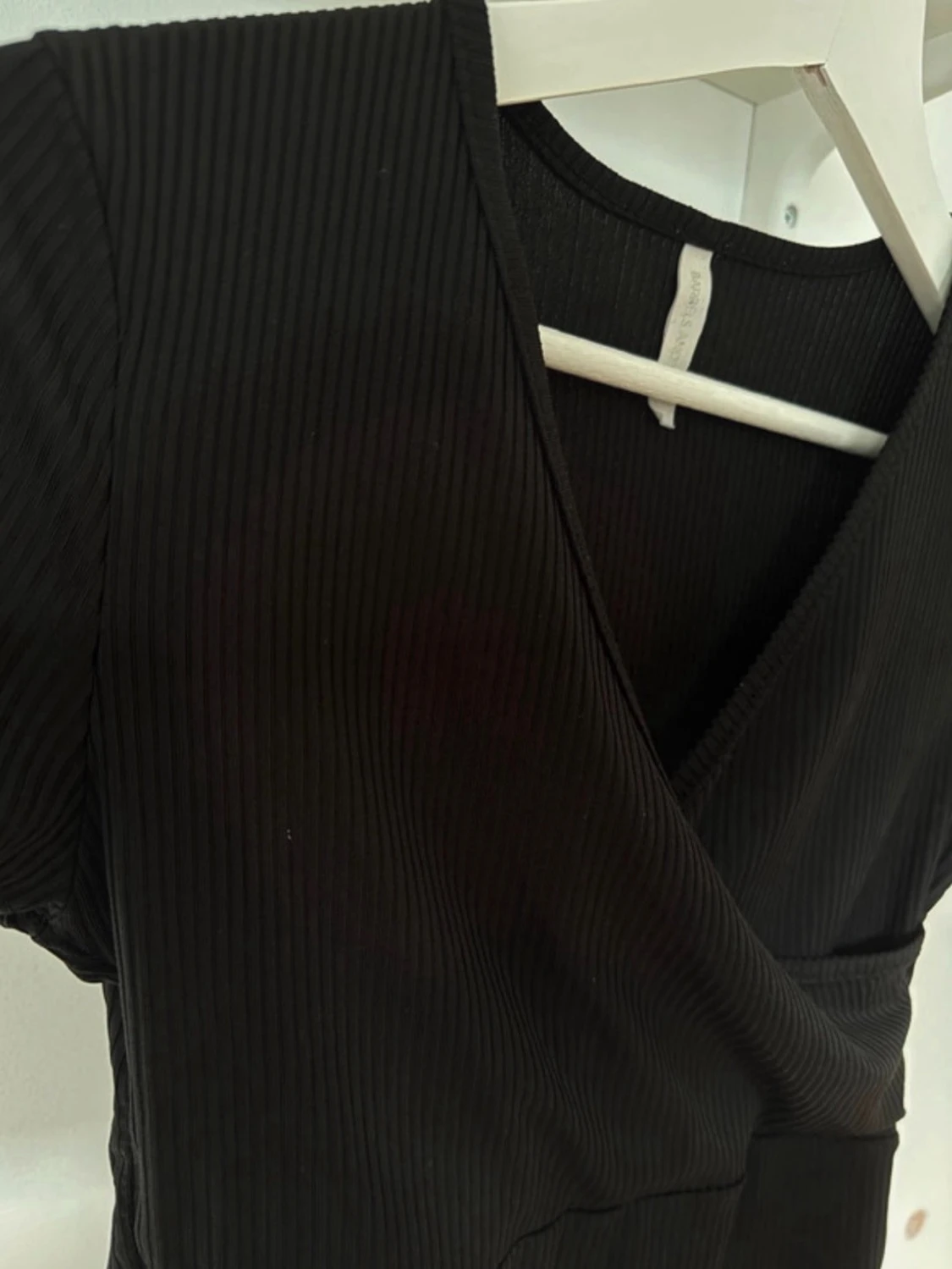 Svart omlott ribbad topp - 1