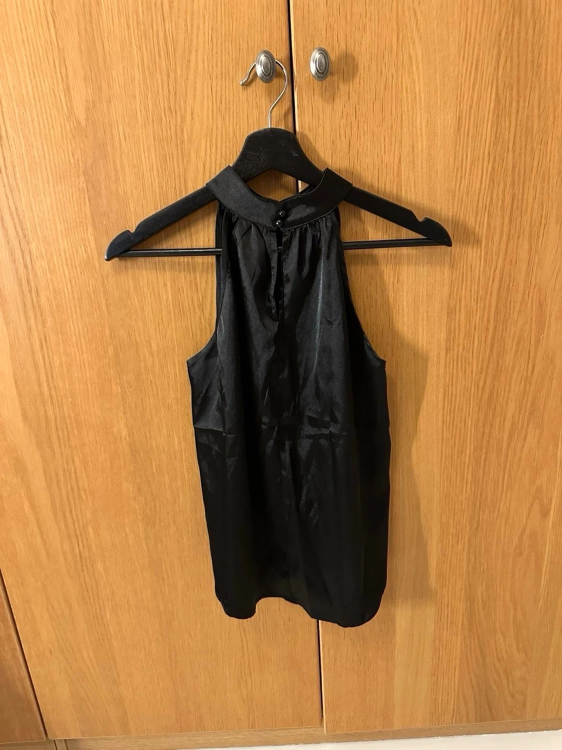 Svart ärmlös halterneck topp i satin  - 1