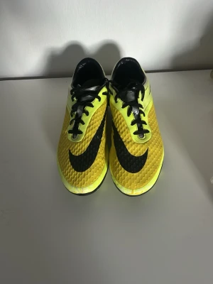 Nike Hypervenom gul/svarta fotbollsskor - Riktigt feta nike hypervenom i storlek 41. Det är lite missfärgade men annars i bra skick. Snören medkommer. Priset är inte hugget i sten och tveka inte på att skriva om ni har frågor.