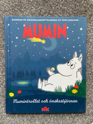 Mumintrollet och önskestjärnan - Följ med Mumintrollet på ett magiskt äventyr under stjärnhimlen! Denna charmiga bok, baserad på Tove Janssons originalberättelser, bjuder på fantasifulla illustrationer och en mysig berättelse som passar både unga och unga vuxna som älskar sagor och magi.