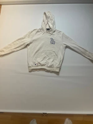 Vit New era hoodie storlek M - Det är en vit new era hoodie med storleken M 
