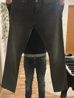 Nudie Jeans Grim Tim dark cove 33/32 - Säljer ett par Nudie Jeans Grim Tim, passa ej mig därför ja säljer helt nya har provat en gång. Passformen är Slim fit riktigt snygga ifall du frågar mig. Bara att skriva ifall det finns frågor. NY PRIS 1600