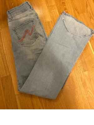 Bootcut ljusblå jeans från Nelly - Snygga ljusblå bootcut jeans från Nelly 💕 dom är som nya och andvönda bara 2 gånger💕 bud går bra