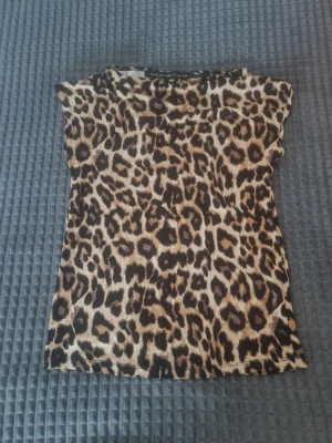 Leopardmönstrad topp från lager 157  - Säljer en snygg leopardmönstrad topp från lager 157 i storlek S. Har använt ett fåtal gånger 🩷