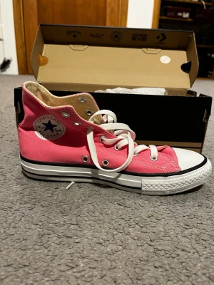 Rosa converse i storlek 35 - Säljer dessa fina rosa converse i storlek 35, dom är är sprillans nya och har inte används ute någon gång. Köpta för några årsedan men har inte kommit till användning. Köpta för 380 kr (35.00 euro)
