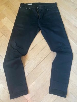 Levi’s 512 - Ett par Levis jeans i modell 512. Jeansen har en snygg tapered fit som passar benen perfekt. Jeansen passar bra till många olika tillfällen och är bra för en avslappnad men ändå stilig och fräsch stil. Jeansen har storlek W29 L30. Skriv för fler bilder och mer info så löser vi det.