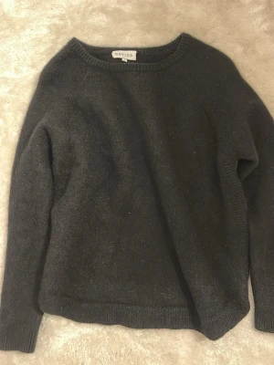 Svart kashmirtröja från Davida - Säljer en enkel och stilren tjocktröja ifrån Davida. Skönt material och inget synligt slitage. 