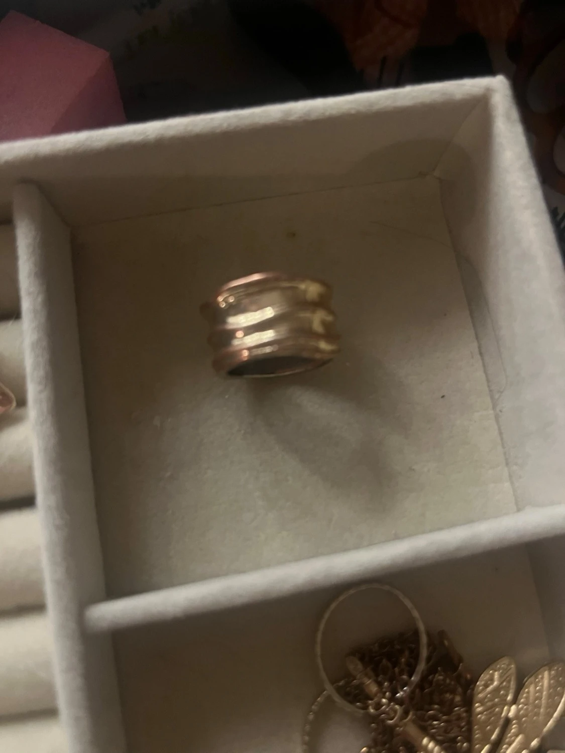 Guldfärgad bred ring med vågig form - 1