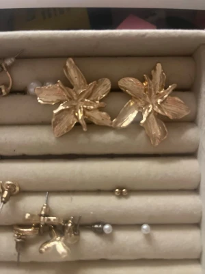 Guldiga blomm Örhängen  - Söta örhängen 