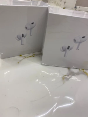 AirPods Pro (2nd generation) säljer båda tilsammans - Helt nya AirPods Pro (2nd generation) fick de som julklapp med planerar inte använda de eftersom jag är inte i behov av de. Säljer de båda tillsammans.