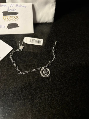 Armband Måste säljas snabbt  - Guess Jewellery armand som jag fick som present (därav står mitt namn på lådan) men väljer att sälja vidare då den inte har kommit till användning samt för att jag är gludtjej och är studerande osv . Den är 19~20cm lång 
