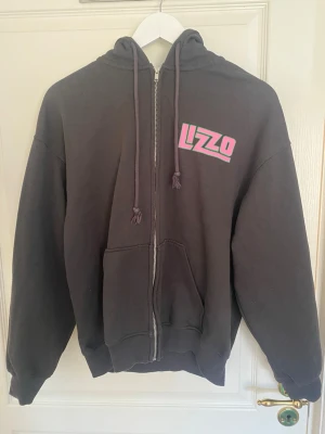 Ziphoodie med tryck - Inte använd ofta då jag inte tycker om trycket längre. Mjuk ziphoddie strl xs från HM