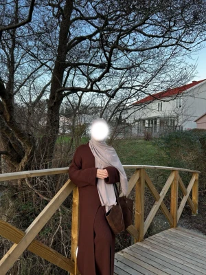 Lång stickad klänning - Elegant och bekväm lång stickad klänning i mjuk akryl. Klänningen har en matchande stickad underkjol som ger ett fint fall och extra komfort. Perfekt både till vardag och mer uppklädda tillfällen beroende på hur du stylar den. Skön, varm och följsam. Tidlös design som aldrig går ur stil. Tillverkad i Turkiet.