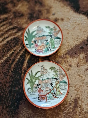 Dekorativa Assietter 2 st- asiatiskt motiv - Säljes,  Två dekorativa assietter med asiatiskt motiv. Perfekt för samlaren eller som en fin detalj i hemmet. I mycket gott skick & riktigt fina.   Skickas via posten men köpare står för frakten. Vid övriga frågor skicka meddelande.  Lämnar självklart god omdömen om köparen gör det.  Ingen återköp eller retur om köparen går med på köpet.  Kolla gärna in mina andra annonser!