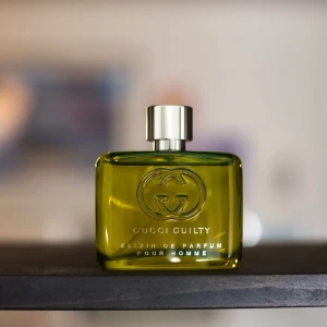 Parfym splitt: Gucci Guilty Elixir Pour Homme - Splittar Gucci Guilty Elixir till ett helt oslagbart pris, en riktig guldklimp i designer-landskapet. Jämförs ibland med Amouage Reflection, men med fokus på riktigt fin vanilj istället för trä.  3 / 5 / 10ml - 50 / 80 / 150kr  Porto tillkommer :)