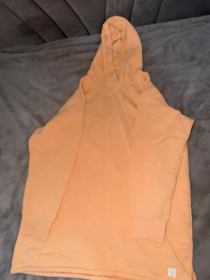 Orange oversized hoodie – storlek M - Orange hoodie i storlek M med oversized passform. Använd ett fåtal gånger och i mycket fint skick. Säljs eftersom den tyvärr inte kommer till användning. Mjuk och varm, perfekt för höst och vinter. Skön både till vardags och som mysplagg