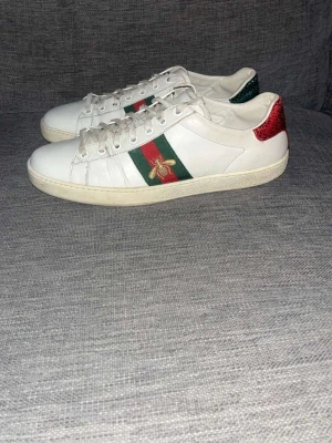 Gucci ace bee - Snygga Gucci Ace bee sneakers I storlek 40. Mycket bra skick. Endast skor medföljer. Hör av dig vid frågor😊