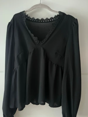 Svart snygg blus - Supersnygg!