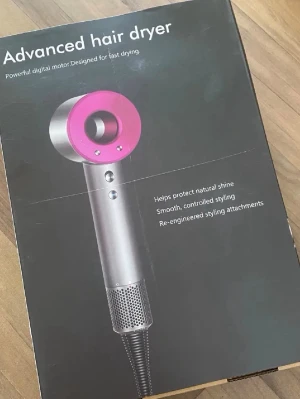 Hårfön - Hårfön med fyra extra tillbehör som stylar och fönar håret på olika sätt. Tillkommer även hållare som kan fästa hårfönen på väggen. Pris kan diskuteras