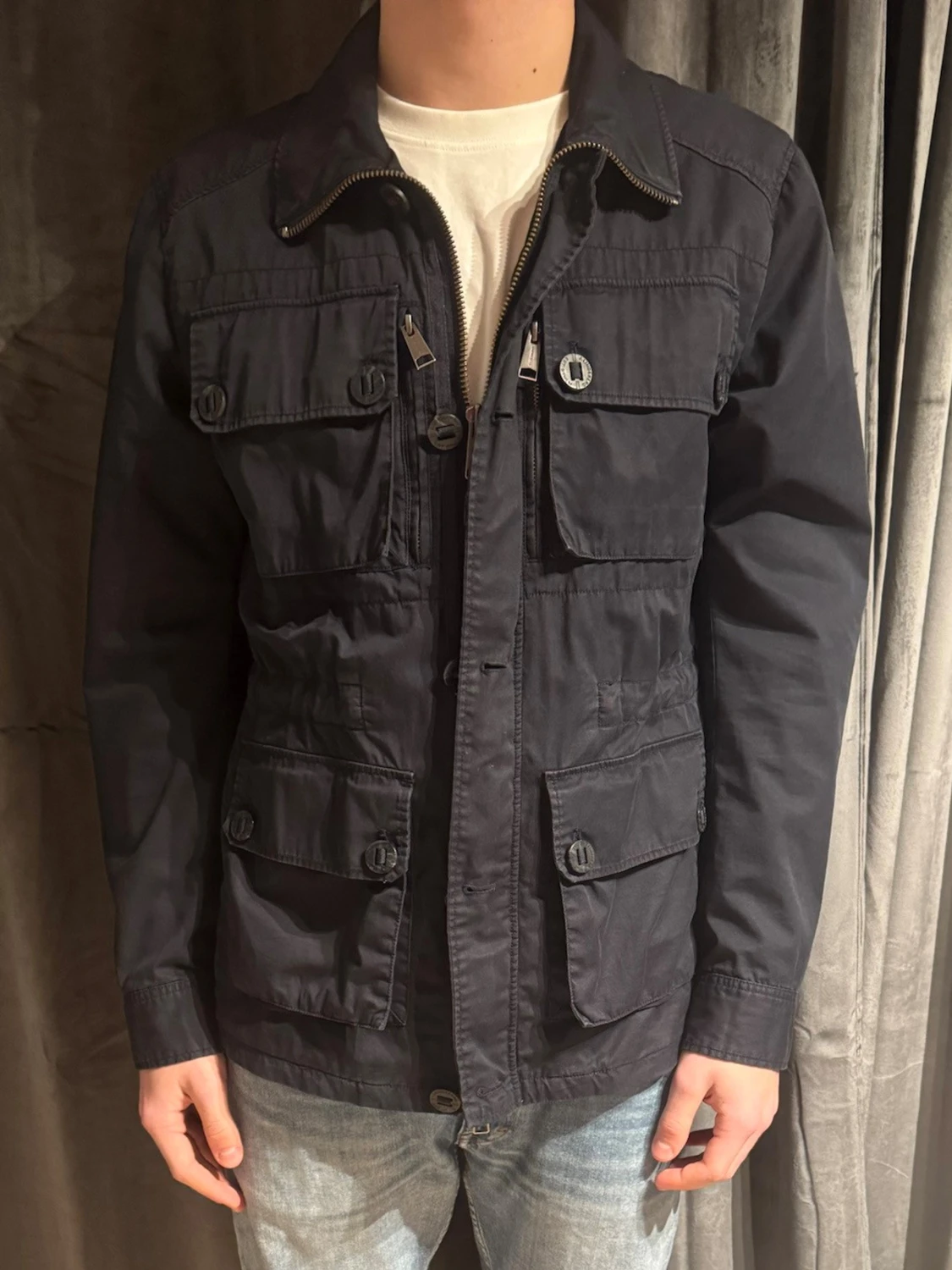 Mörkblå vindjacka från J.Lindeberg