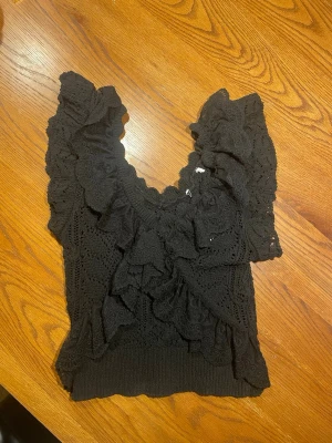 Svart spetsig volangblus - Säljer en jättefin spetstopp från zara!!💓