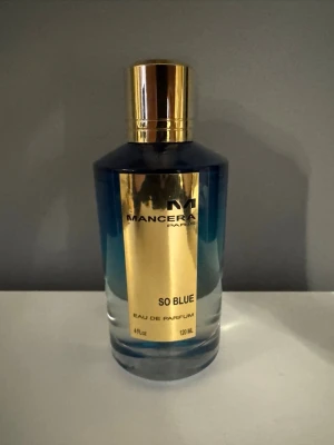 Mancera So Blue 120ml - Upptäck Mancera So Blue Eau de Parfum i en lyxig 120 ml flaska. Perfekt för dig som vill sticka ut med en exklusiv och modern doft. Snygg design som passar in i alla badrumshyllor. Max 5 sprut tagna från parfymen