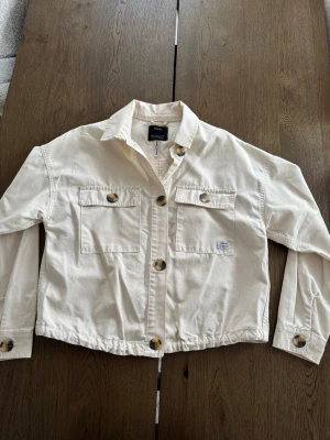 Beige vårjacka från Bershka - Säljer en beige overshirt/vårjacka från Bershka. Storlek S. Använd ett fåtal gånger. 