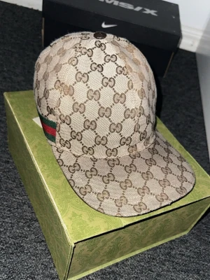Gucci Keps - Jag säljer min keps för den ej används längre. Kepsens skick är mycket bra och väl omhändertagen. Kepsen är storlek S.