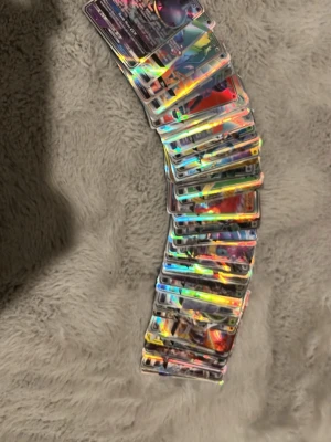 Ingen väst på bilderna - Bilderna visar samlingar av Pokémonkort med holografiska effekter, men ingen väst finns med på bilderna.