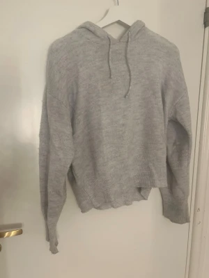 Stickad hoodie från Gina trico - Den har två fläckar men de syns knappt (se bild 4 och 5) kontakta vid frågor!!💗