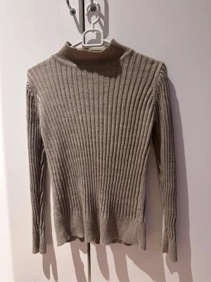 Knitted longsleeve - Size is not shown but its S-M a little tight on the arms. Used once