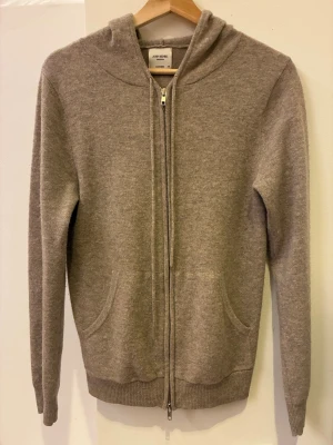 Cashmere zip - Säljer denna cashmere zip från John Henric i nyskick. Storleken är XS och nypris är 2999