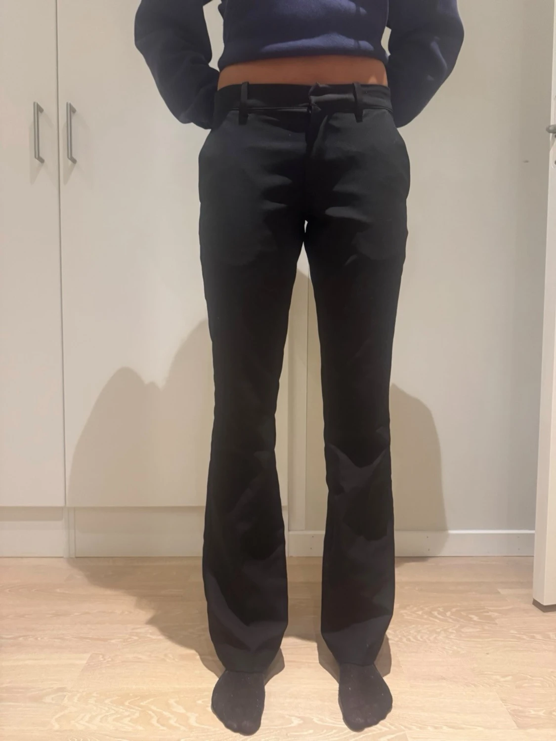 Svarta bootcut kostymbyxor från bikbok  - 2