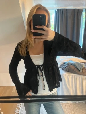 Svart knyt tröja  - En svart jättefin blus med knyte på framsidan och lite matt mönster. Passar bra till allt!💕