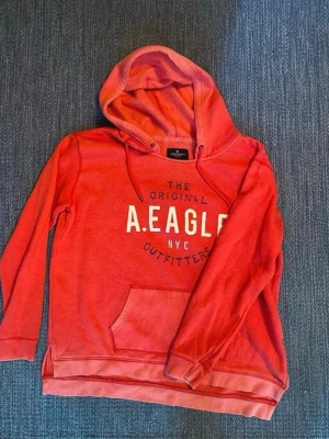 American Eagle hoodie - Vintage AE hoodie Storlek L men passar mer som S i längden, men  är bredare än S Hör av dig vid funderingar!