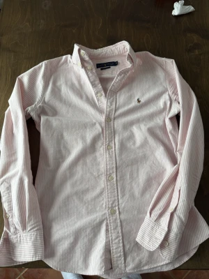 Ralph lauren skjorta - Tja! Säljer en otroligt fet skjorta från Ralph lauren! Storleken är M men sitter ganska slim, passar S. 