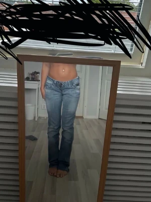 ONLY Jeans - Säljer ett par blå bootcut jeans från ONLY jag köpte här på plick men var tyvärr stora för mig! Det finns dock ett litet (knappt märkbart) hål vid fickorna, bild finns med. Meddela om du vill ha tydligare bild!!   Midjemått: 39 cm rakt över Innerbenslängd: 81 cm   Storlek: W28 L34