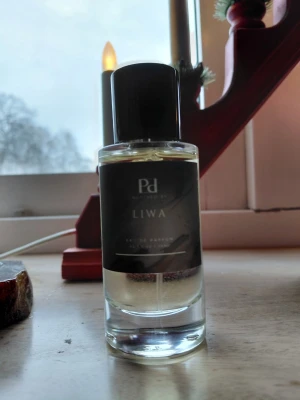 Pd Liwa Eau de Parfum - Upptäck Pd Liwa Eau de Parfum – en stilren och modern doft i en smidig flaska. Perfekt för dig som vill ha något unikt i din samling. Volym: 50 ml.