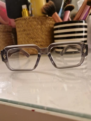 Chrome Hearts glasögon - Säljer ett par igenomsynliga Chrome Hearts glasögon, aldrig använt, snygga o perfekta för sommar o vår, pris kan diskuteras vid smidig affär