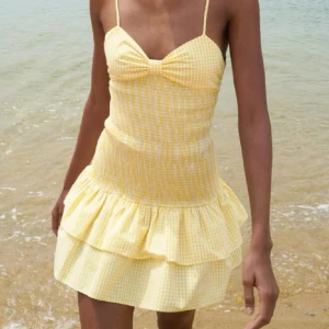 Gul klänning med volang - Urgullig sommarklänning från Zara, perfekt till sommaren. Klänningen är i jättefint skick då jag aldrig använt den, men prislappen är avklippt. Klänningen är i xs och passar mig som vanligtvis har xs. Fråga gärna om fler bilder, annars är det bara att klicka på ”köp nu”.🩷