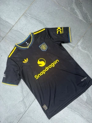 NY Manchester United 25/26 Tredje Kit Svart & Gul S M L XL - Säljer En Helt Ny Manchester United 25/26 Tröja, Tredje Stället, Oanvänd, Bra Kvalité, Prislappen Sitter På, Redo Att Användas, Gjord I Thailand